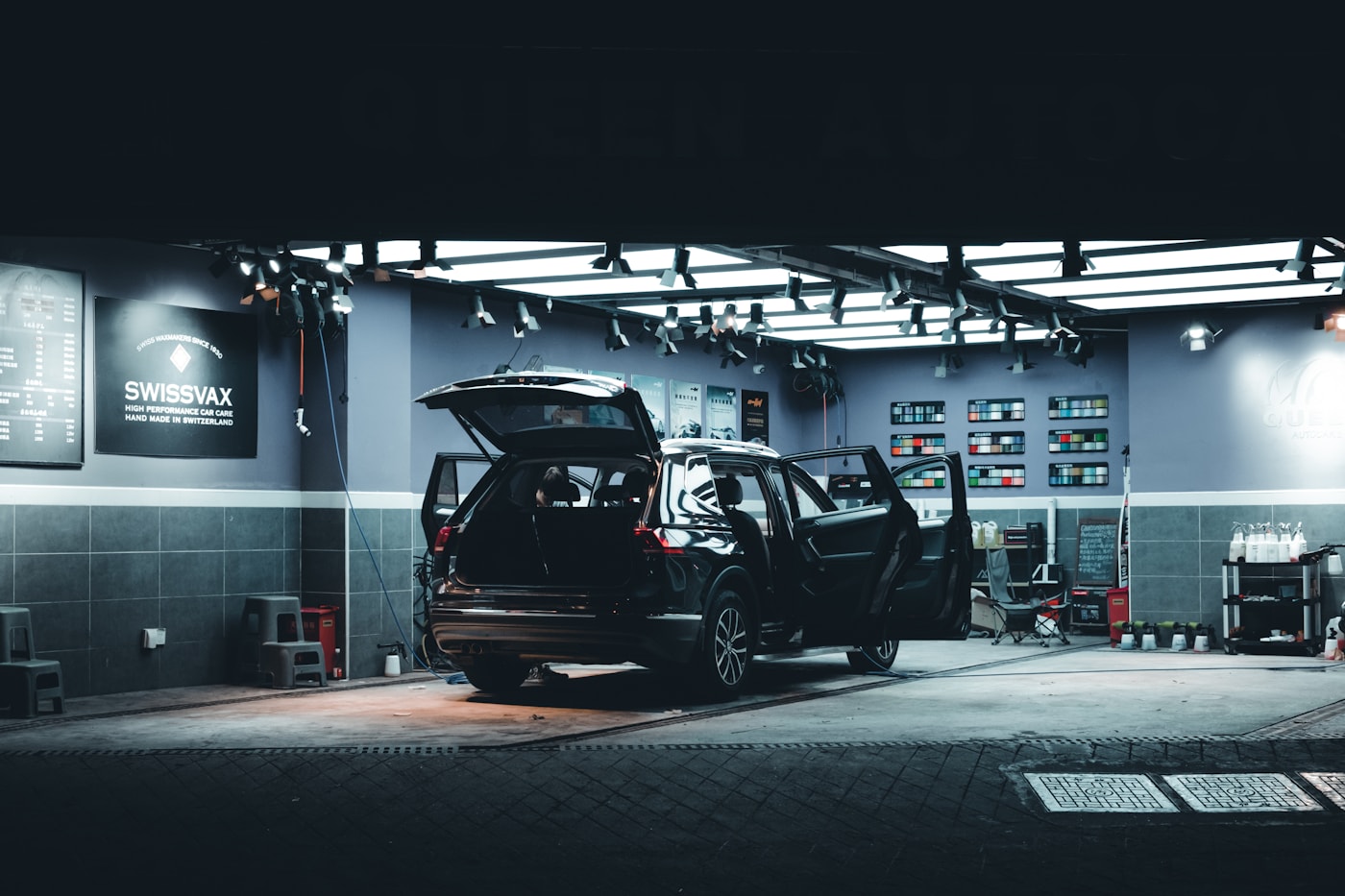 Hala autoservisu s několika vozy
